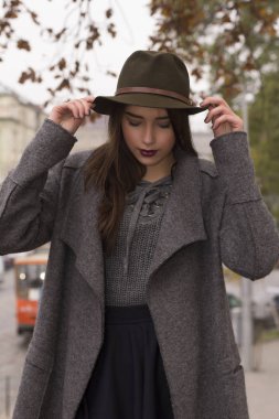 Yeşil şapkanı ve Paltonu Street şık modelinde