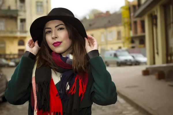 Brunette model in green hat and coat at the street — Stock Photo, Image