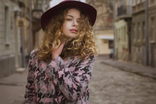 Inschrijving blonde model in red hat en vacht op de straat — Stockfoto