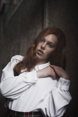 Cam kapının arkasında çiller ile şehvetli redhead modeli