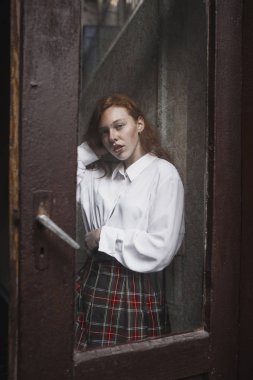 Çiller eski cam kapının arkasında görkemli Kızıl saçlı kadın