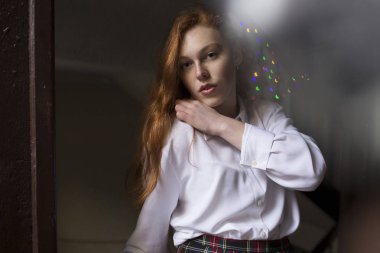 Çiller Beyaz gömlekli modeliyle ihale Kızıl saçlı