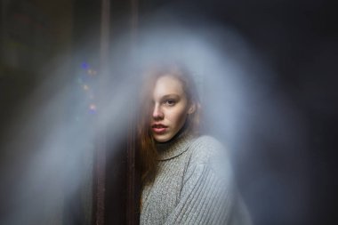 Beyaz curtai arkasında çilli çarpıcı modeli portresi