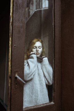 Eski cam kapının arkasında çiller ile şehvetli genç modeli