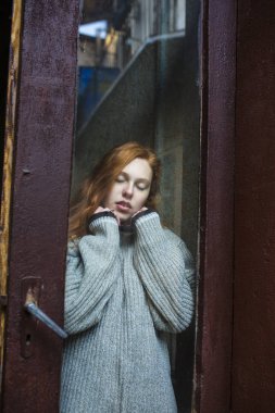 Eski cam kapının arkasında çiller ile inanılmaz Kızıl saçlı modeli