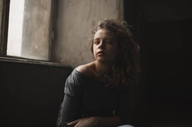 Güzel esmer model eski pencere poz