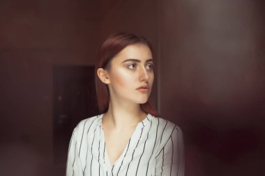 Karanlık odada poz muhteşem genç esmer Bayan 