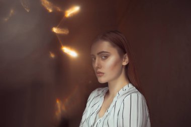 Işık ile karanlık odada poz güzel esmer modeli