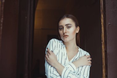 Karanlık odada poz güzel esmer modeli 