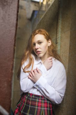 Oldukça genç model cam kapının arkasında