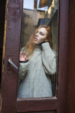 İhale genç model cam kapının arkasında