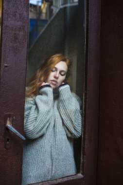 Şehvetli redhead modeli cam kapının arkasında