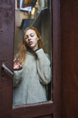 Güzel genç model cam kapının arkasında