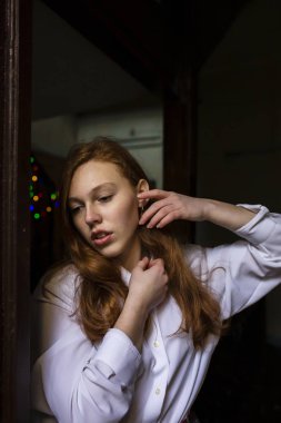 Çekici genç model beyaz bir gömlek poz