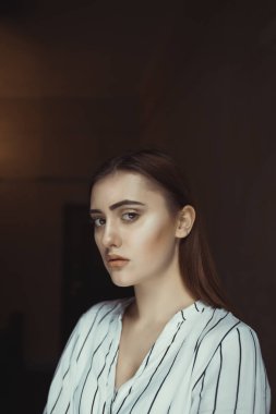 Şık esmer model karanlık odada poz 