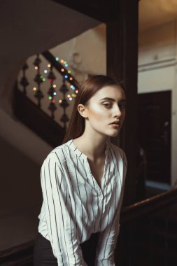 Seksi esmer model geçit poz 