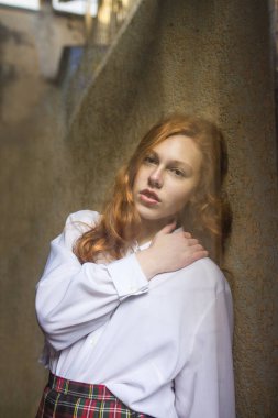 Korku veren genç model cam kapının arkasında