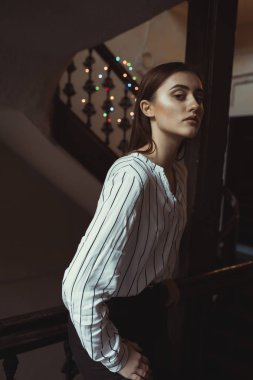 Güzel esmer model geçit poz 