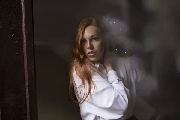 Vonzó fiatal modell szeplő sötét folyosón — Stock Fotó