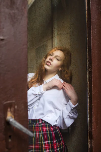 Muhteşem genç model cam kapının arkasında