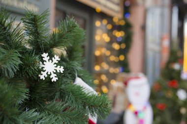 Süslenen bulanık ışıklar arka plan üzerinde Noel ağacı