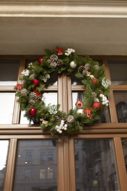 Ahşap bir kapı cam ile asılı Noel çelenk