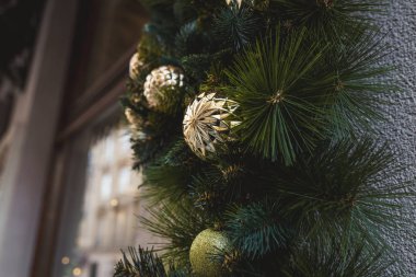 Açık Noel ağacı topları ile dekore edilmiştir. Lviv