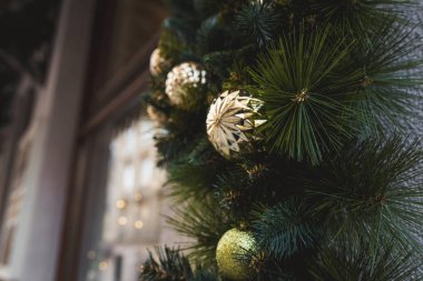 Çam dalları vasıl belgili tanımlık pencere ile sokak Noel dekorasyon