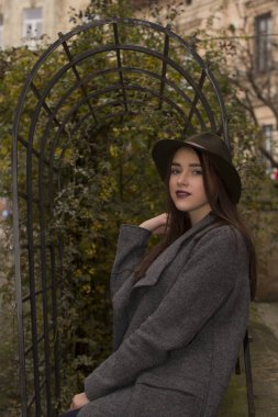 Street yeşil şapkalı genç kız gülümseyerek