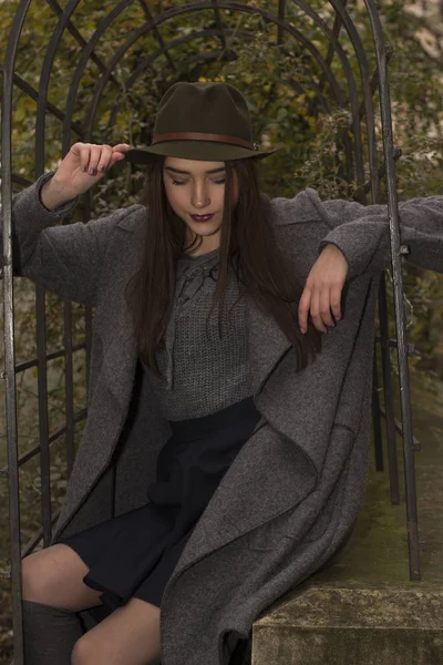 Güzel genç kadın palto ve şapka Street