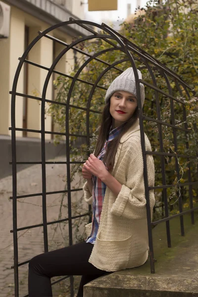 Jolie maquette en bonnet et manteau tricoté dans la rue — Photo