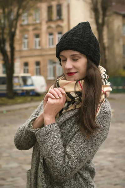Mujer urbana con estilo en la ciudad en invierno — Foto de Stock