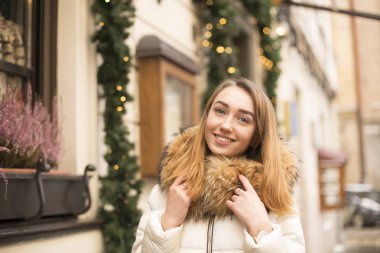 Gülümseyen kadın şehirde yürüyüş, Chr için dekore edilmiş