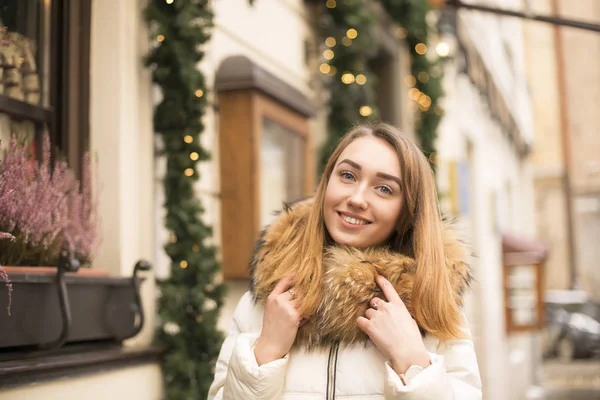 Gülümseyen kadın şehirde yürüyüş, Chr için dekore edilmiş