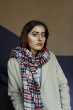 Esmer modelinde göz alıcı pasajda poz eşarp