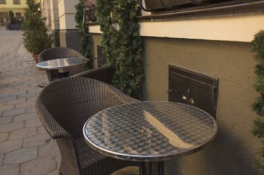 Sandalye ve masa Noel için dekore edilmiş restoran yakın: