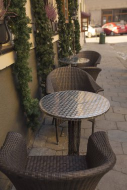 Sandalye ve masa kışın dekore edilmiş restoran yakın: