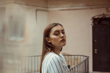 Beyaz gömlekli pasajda poz şehvetli esmer modeli