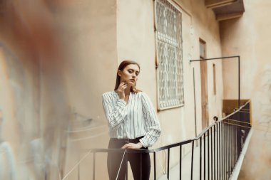 Güzel esmer modeli pasajda poz gömlekli