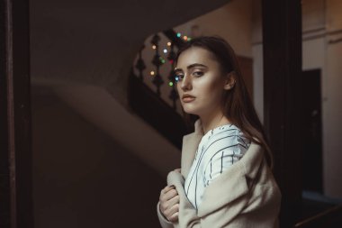 İhale esmer model karanlık odada poz 