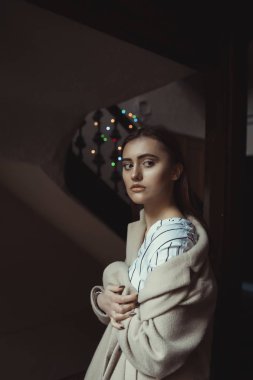 Güzel esmer model karanlık odada poz 