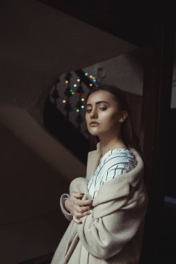 Harika esmer model gölgelerde poz