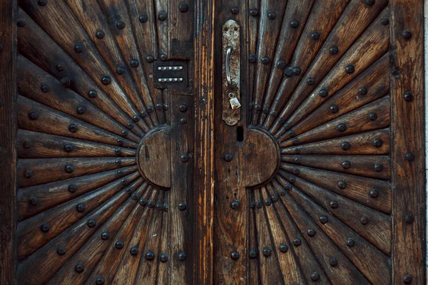 패턴으로 새겨진된 나무로 되는 문 — 스톡 사진