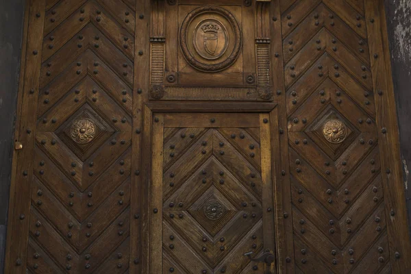 ชิ้นส่วนของประตูไม้แกะสลักที่มีรูปแบบ — ภาพถ่ายสต็อก