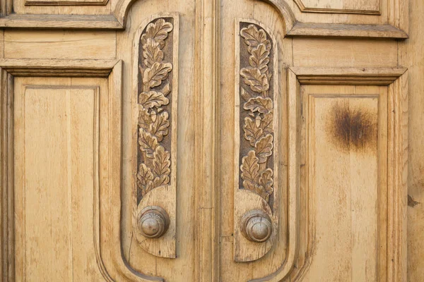 ประตูไม้แกะสลักที่มีรูปแบบในใจกลางของ Lviv — ภาพถ่ายสต็อก