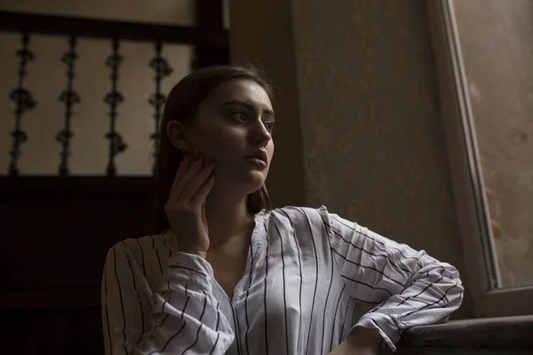 Lovely brunette model posing near the window at the room — Stock Photo, Image