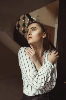 Göz alıcı model parlayan çelenk bir arka plan üzerinde