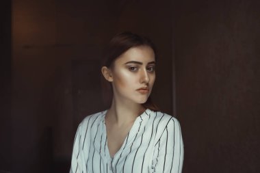 Esmer model parlak deri ve çıplak makyaj ile