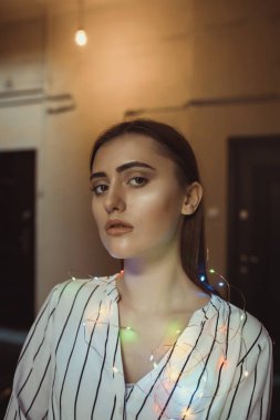 Çelenk arka plan üzerinde çekici esmer kadın