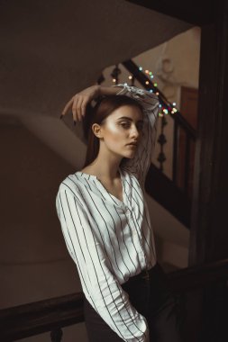 Parlayan çelenk bir arka plan üzerinde güzel modeli